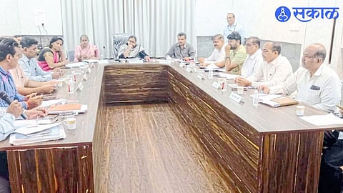 Commissioner and Administrator Amita Dagde-Patil, Municipal Secretary Manoj Wagh and other officers, heads of departments attended the municipal administrative standing committee meeting.