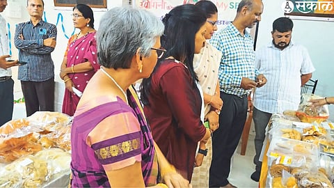 Women inspecting the Gauri Ganapati Special Customer Peth.