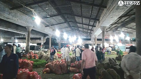 Vegetables decreased in arrival on Monday.