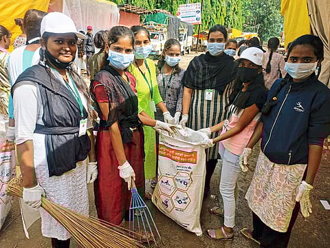 ओतूर येथे कपर्दिकेश्वर यात्रोत्सवानंतर स्वच्छता अभियान
