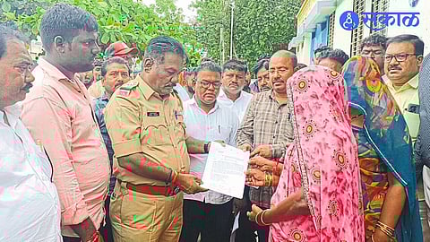 Saadhan Vagh, Atmaram Shivde, Srikant Bhosle, Sanjay Sonar, Gajanan Mali, Arun Rokade etc. while giving a statement demanding action against the suspects in the molestation case to Police Inspector Muralidhar Kasar.