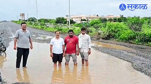 Praveen Agarwal and residents protesting on Surat bypass over potholes.