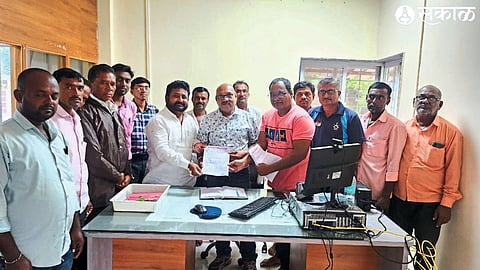 Lasur Deputy Sarpanch Anil Patil and Gram Panchayat members giving a statement to Deputy Executive Electricity Engineer Padmakar Patil.