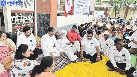 During the protest held at the tribal commissionerate office on Tuesday, J. P. All party leaders and officials while discussing with Gavit.