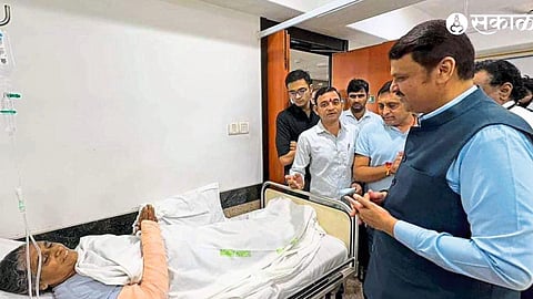 Deputy Chief Minister Devendra Fadnavis interrogating the victims of the Nepal disaster at Bombay Hospital