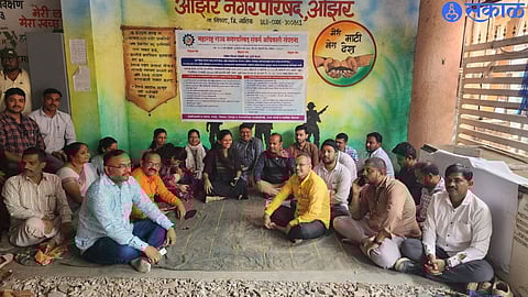 Ozar Municipal Council employees participating in strike for various demands