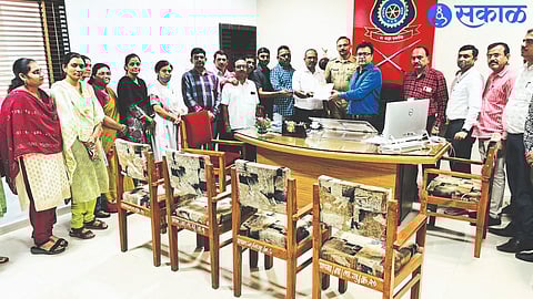 While giving a statement to Regional Transport Officer Pradeep Shinde, Motor Vehicle Department Employees Association President Dyaneshwar Karanjkar, Working President Santosh Naik, Secretary Shirin Shah etc.