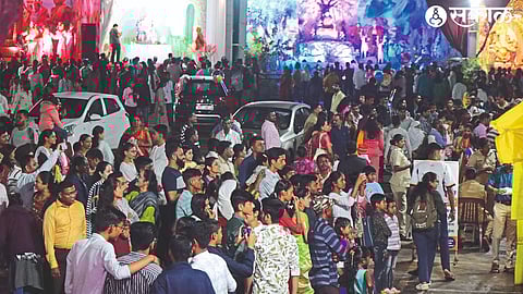 A crowd of Ganesha devotees came to see the spectacle at Bhalekar Maidan.