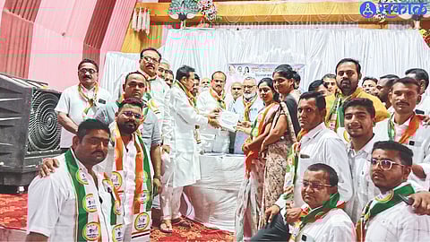 While handing over the report of Parola-Arandol Constituency to District Inspector Bhaskarao Kale, former Guardian Minister Dr. Satish Patil.
