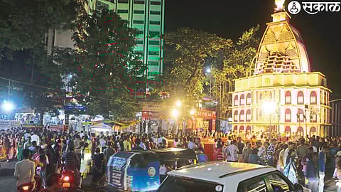 Crowd of citizens to see the arrangement of Ganpati mandals in the city.