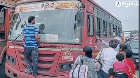 bus did not stop at bus stop passengers blocked bus incident at Lanzi Chowk waluj