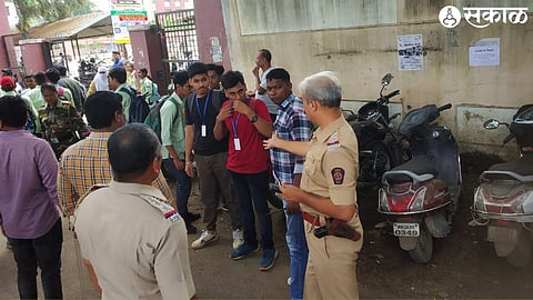 Senior Police Inspector Suresh Awhad and a police team while taking action against the rioters in front of the school in Sarkarwada area.