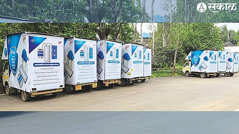 By 11.06 am, eight cars were standing in the collector's office parking lot.