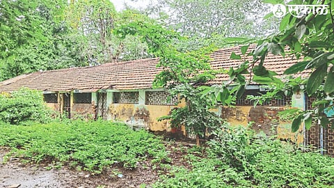 Dilapidated and disused old police quarters near Station Road Rural Hospital