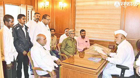 MP Rajabhau Vaje while solving the citizens' problem in the office next to Mahakavi Kalidas Kalamandir in Nashik.