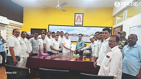 Uddhav Nimse and farmers giving a statement to Additional Commissioner Pradeep Chaudhary on behalf of the Farmers Action Committee.