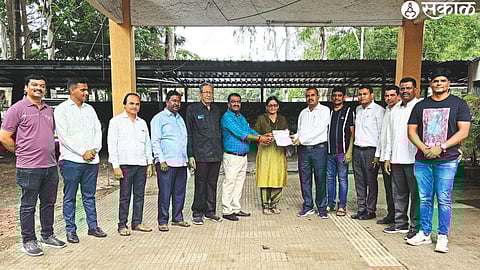 Officers and employees giving letter of support to the Motor Vehicle Department Employees Association.