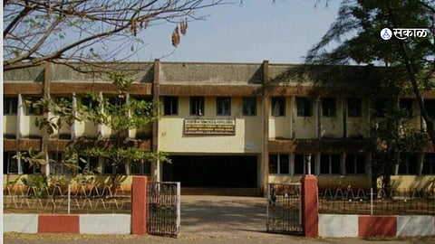 Mansi Dalvi, wife of MLA Mahendra Dalvi, engages in a heated exchange with education officers at RCF School in Alibag.