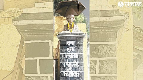 Ganesh Wadi: A flower statue of the Mahatma erected here.