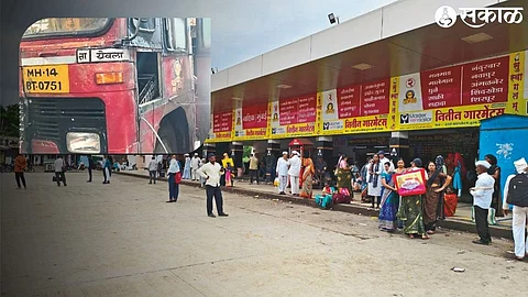 The handsome Agar at Yeola & damaged bus