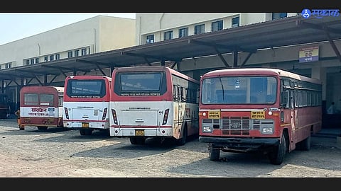 Palghar ST Bus: भंगारात निघालेल्या एसटीतून प्रवाशांचा प्रवास; विद्यार्थी, चाकरमानी त्रस्त !