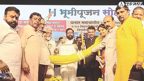 Chief Minister Eknath Shinde, Deputy Chief Minister Devendra Fadnavis, Guardian Minister Dada Bhuse have been welcomed with sticks and blankets.