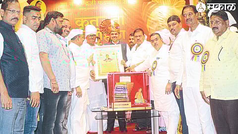 Mahant Karanjekar Baba felicitating Deputy Chief Minister Devendra Fadnavis in the gratitude function organized by Akhil Bharatiya Mahanubhava Panth.
