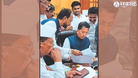 Sajid Ahmed giving a statement to Education Minister Deepak Kesarkar demanding uniforms for students in Urdu schools as before.