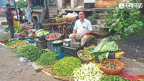 Devendra Mali, who sells various fruits and vegetables in Pitrupaksha.