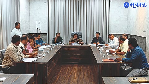 Administrator Amita Dagde-Patil speaking in the Administrative Committee of the Municipal Corporation. Neighbors Karuna Dahale, Manoj Wagh and officers.
