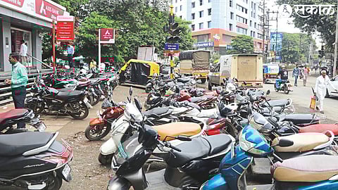 Vehicles parked on the road in front of Axis Bank near Govinda Rickshaw Stop.