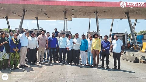 Toll employees along with Yatin Kadam, Bapusaheb Patil etc. while protesting to demand salary hike.