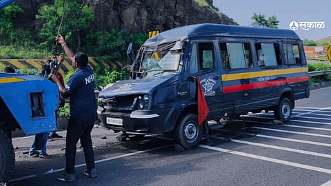 Police vehicle involved in an accident near Rahud Ghat, Chandwad, injuring 12 officers en route to CM Eknath Shinde’s security duty.