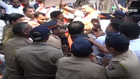 BJP workers protesting outside the residence of Congress leader Vijay Wadettiwar demanding accountability for the alleged assault on a student.