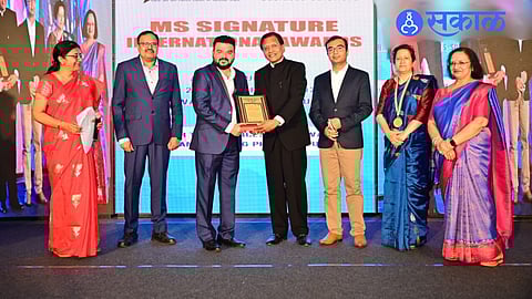 Dr. Saket Hemant Patil receives the Dr. Maithili Sharan Signature International Award