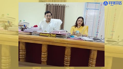 District Officer Jitendra Patil, Tehsildar Neeta Labde while giving information in the press conference.