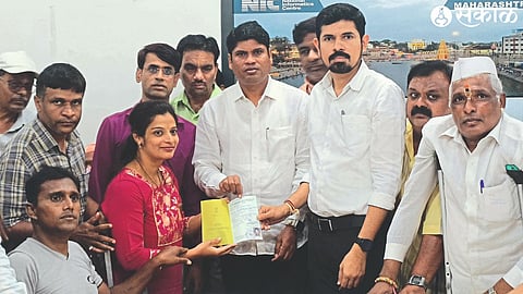 District Supply Officer Kailas Pawar, Tehsildar Ganesh Jadhav etc. while distributing ration cards in Collectorate office.