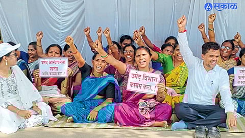 Contract workers protest in Sakoli