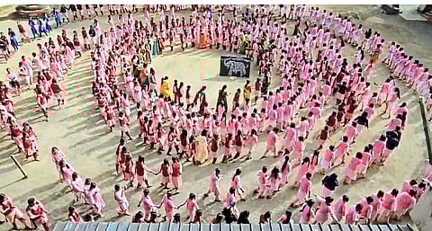 व्हीपीएसमध्ये
रंगला महाभोंडला