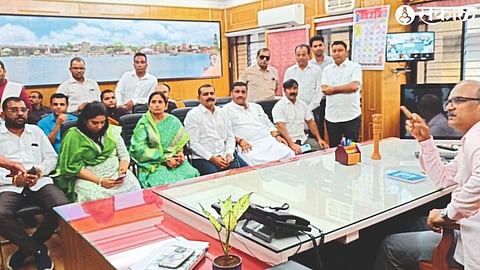 Regarding the problems in the city, Commissioner Dr. While presenting complaints to Ashok Karanjkar, MLA Adv. Rahul hesitated