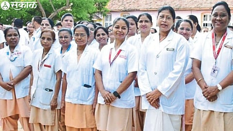 Talking to 'Sakaal' Pranita Gaikwad, Chief Adjudicator of the District Hospital, Jayashree Jogi, Assistant of the Emergency Department etc.