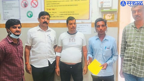 Ajay Naik, elder brother Jadhav and others along with Mukesh Giri.