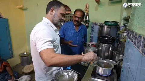 Rahul Gandhi Video: दलितांच्या घरात काय बनतं? राहुल गांधींनी जाणून घेतली खाद्यसंस्कृती, कोल्हापुरात स्वतः बनवलं जेवण