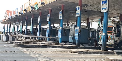 उर्सेचा बंद टोलनाका वेळखाऊ आणि धोकादायकही
पुणे-मुंबई द्रुतगती मार्ग ः लोखंडी सांगाडा, टोल बूथ आणि राडारोडा अद्याप जाग्यावरच