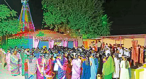 वाल्हेत भवानीमाता मंदिरात भाविकांची गर्दी