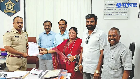 Balasaheb Hande, Ramdas Bhor, Meera Sanap, Omkar Sanap, Ravindra Bhor, Praveen Pawar while giving a statement to Police Inspector Sambhaji Gaikwad demanding to stop the increasing thefts in the bus stand area of Sinnar.