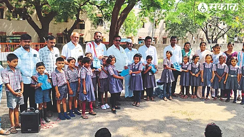 Shiv Sena taluk chief Pandurang Shelke, Meenal Patil, Vikram Borade, Sunil Kale etc. while distributing uniforms to the children of Zilla Parishad school in Patoda.