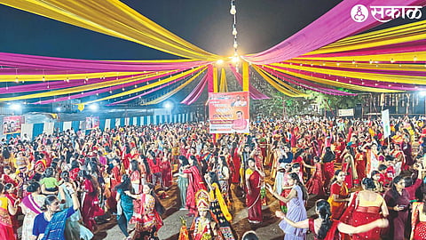A crowd of women gathered at the unique ground to play Dandiya even in the drizzling rain.