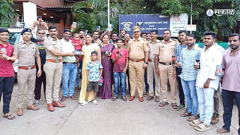 Ulhasnagar: दसऱ्यालाच 25 नागरिकांना हरवलेले मोबाईल गिफ्ट, पोलिसांची कामगिरी