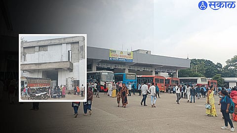 Traffic of private vehicles and passengers parked in the bus stand area.